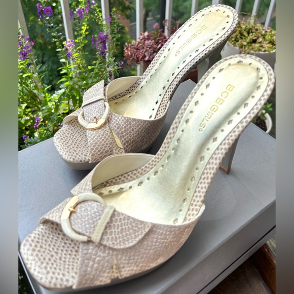 Cream Leather Peep Toe Sandal with Buckle
Size 10
Like New / Never Worn
BCBGirls - Picture 3 of 10